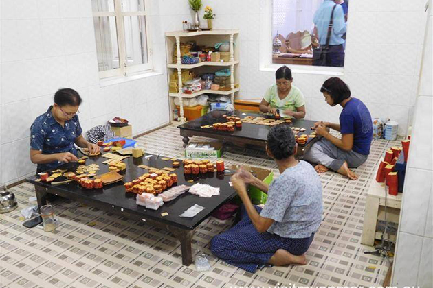 Mandalay Shopping - Gold-Leaf Workshops