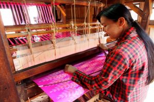 Lotus Weaving in Inle Lake Myanmar Traditional Weaving Myanmar tours
