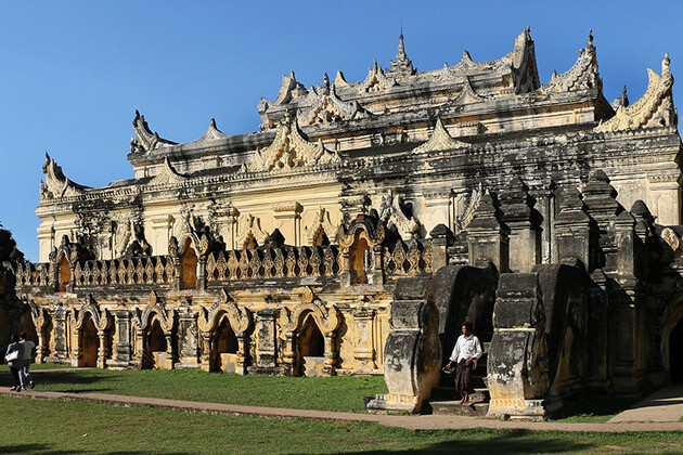 Maha Aungmye Bonzan Monastery inwa