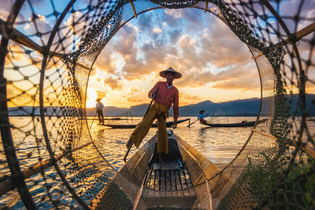 inle-lake- best myanmar touist attractions to enjoy the breathtaking scenery