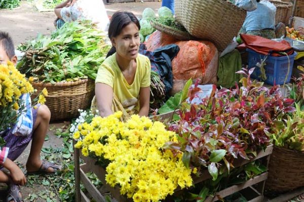 A Burmese woman in Nyaung U Market