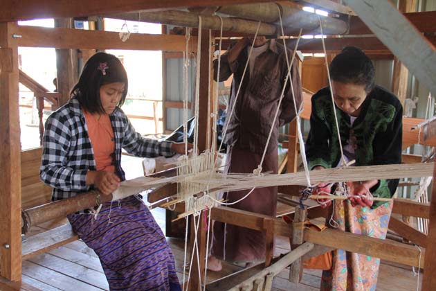 Explore the traditional lotus weaving in Inpawkon Village Inle Lake