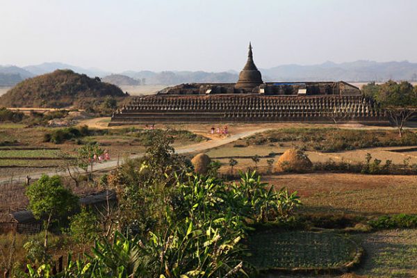 Koe Thaung Temple in Mraulk U