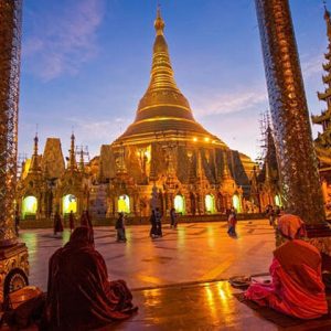 Sunset-time-in-Shwedagon-Pagoda