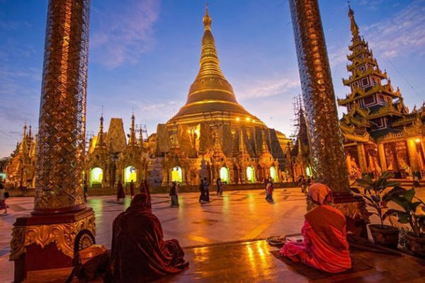 Sunset-time-in-Shwedagon-Pagoda