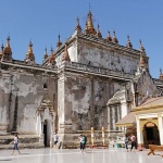 Yangon-Bagan tour to the Manuha Temple