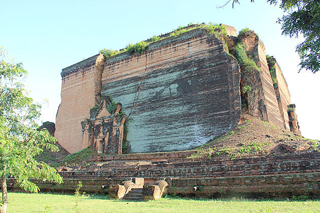 The ruin of the massive Mingun paya