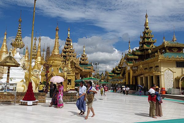 Tourist in Shwedagon Pagoda