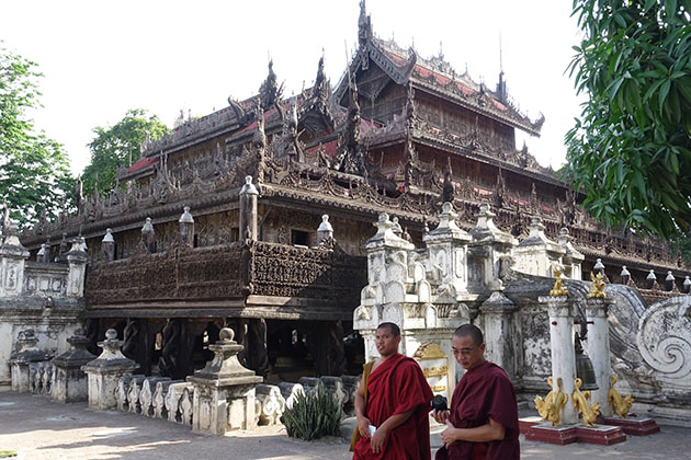 meet the monks at Shwenandaw Monastery