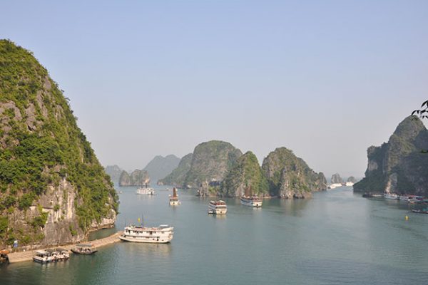 the beautiful scenery on Halong Bay