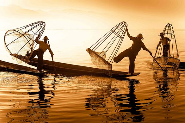 the iconic leg rowing fishermen in Inle Lake