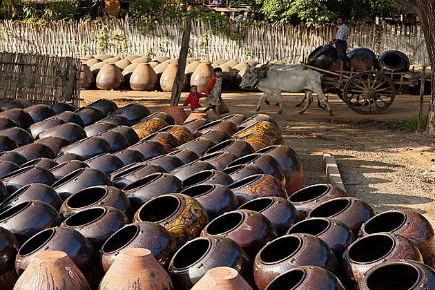 the pottery village in Kyauk Myaung