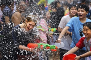 Foreign-tourists-in-Myanmar-Thingyan-Water-Festival-in-Yangon