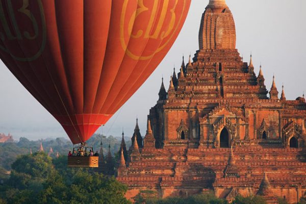 The hot-air balloon and massive temples in bagan