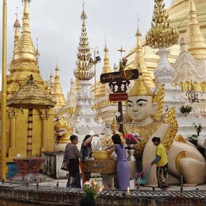 visitors in Shwedagon Pagoda