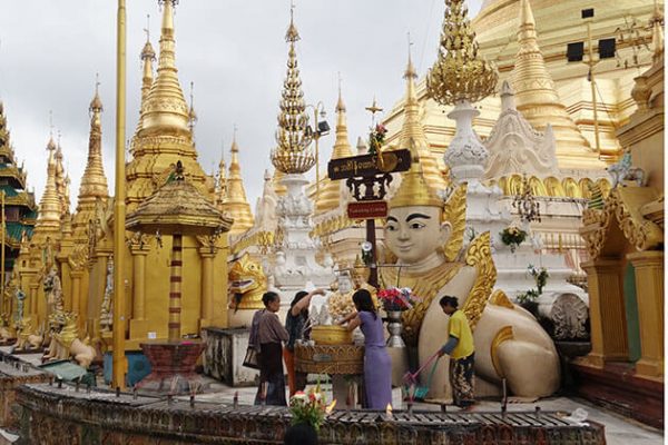 visitors in Shwedagon Pagoda