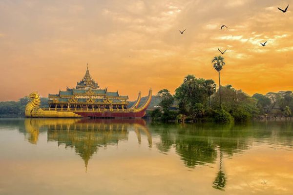 karawek palace on kandawgyi lake-beautiful photo stop in Yangon