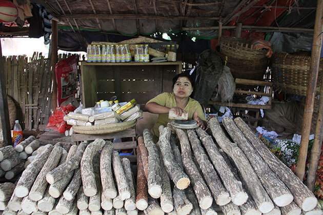 the local woman selling tanakha in Nyaung U market