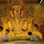 myanmar luxury tour to observe local pilgrims at Manhamuni Pagoda