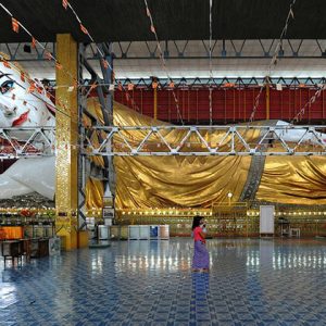 the lying buddha image in chauk htat gyi pagoda