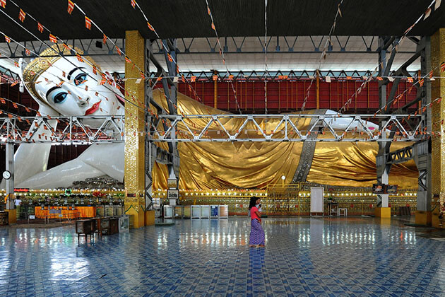 the lying buddha image in chauk htat gyi pagoda