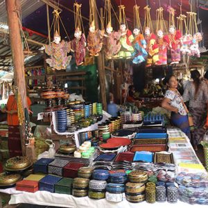 sovenirs in nyaung u market