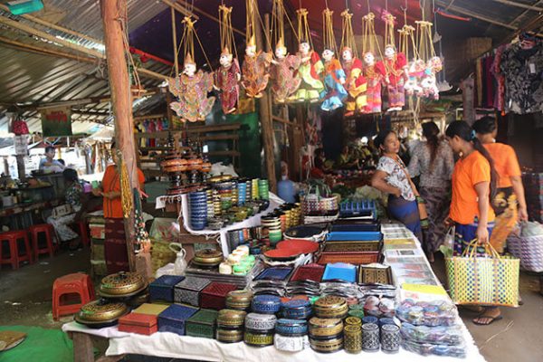 sovenirs in nyaung u market