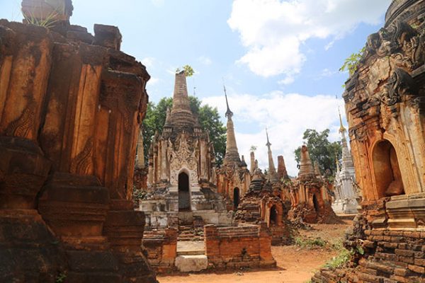the magnificent ruins in Shwe indein temple