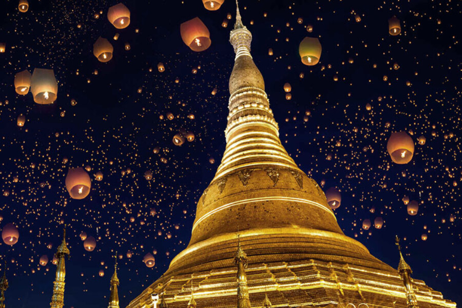 The Tazaungdaing Festival in Shwedagon Pagoda