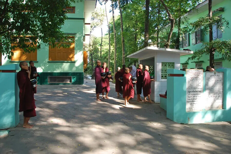Mahagandayon Monastery - myanmar 10-day itinerary (2) Mahagandayon Monastery - myanmar 10-day itinerary (2)